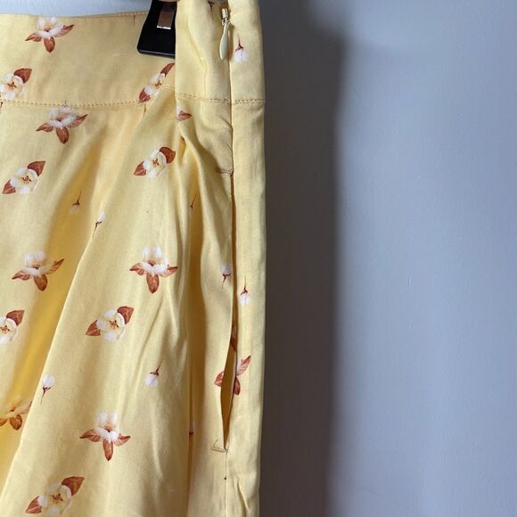 We Wore What Shorts Womens Large L Floral Etoile Yellow NEW Flat Front Side Zip - Picture 4 of 8